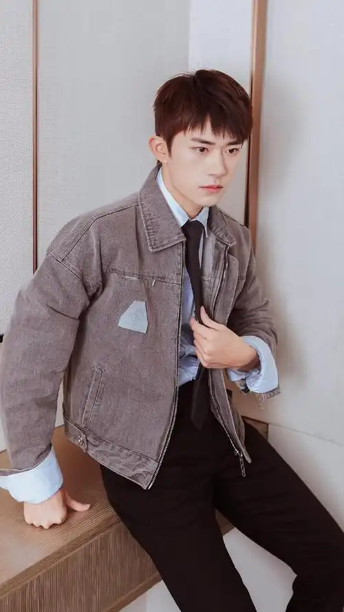 易烊千玺帅气阳光迷人写真