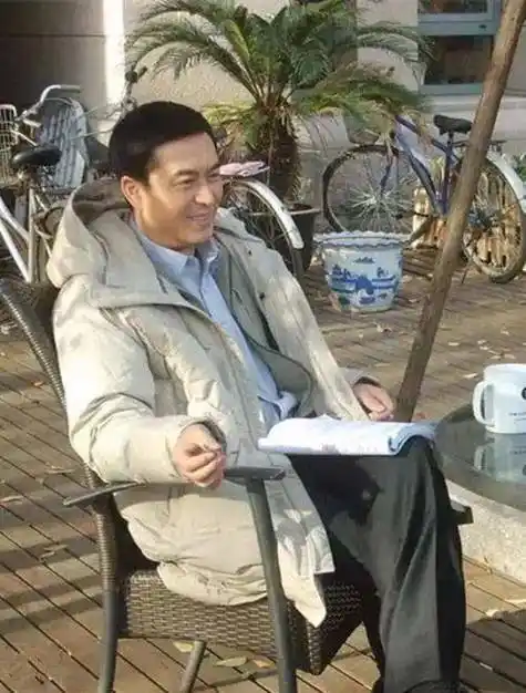 张嘉译夫妻老了都不装,一个背驼厉害直不起腰,一个头发稀疏像奶奶_王