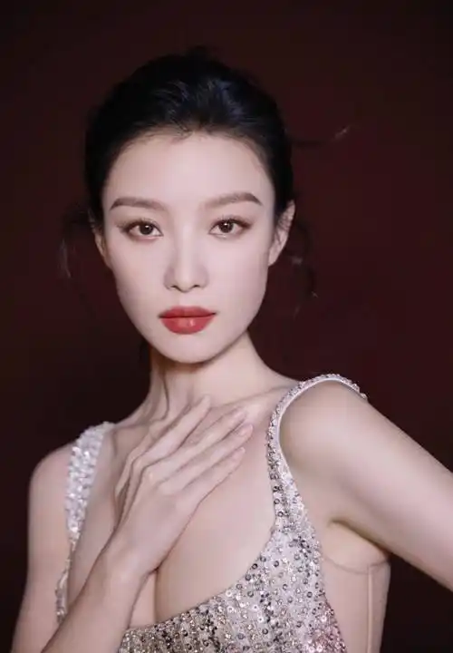 粉色渐变亮片礼服勾勒出她的完美曲线,倪妮散发着迷人的魅力!