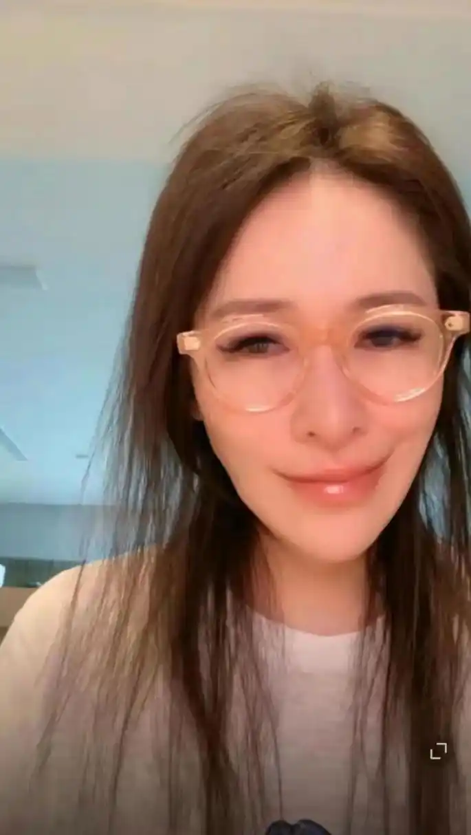 最近萧亚轩晒出自己的近照,画面中的萧亚轩戴着厚重的眼镜,整个人