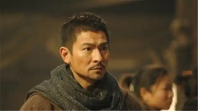 《墨攻》幕后事,刘德华剃光头遭导演反对,吴奇隆因三个孩子苦恼