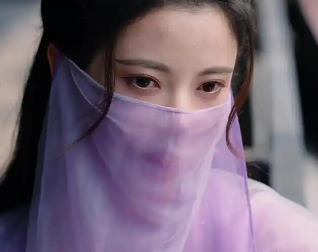 剧中翩然的第一个镜头穿着紫色衣衫,脸颊用紫色面纱遮面,隐约能够看到