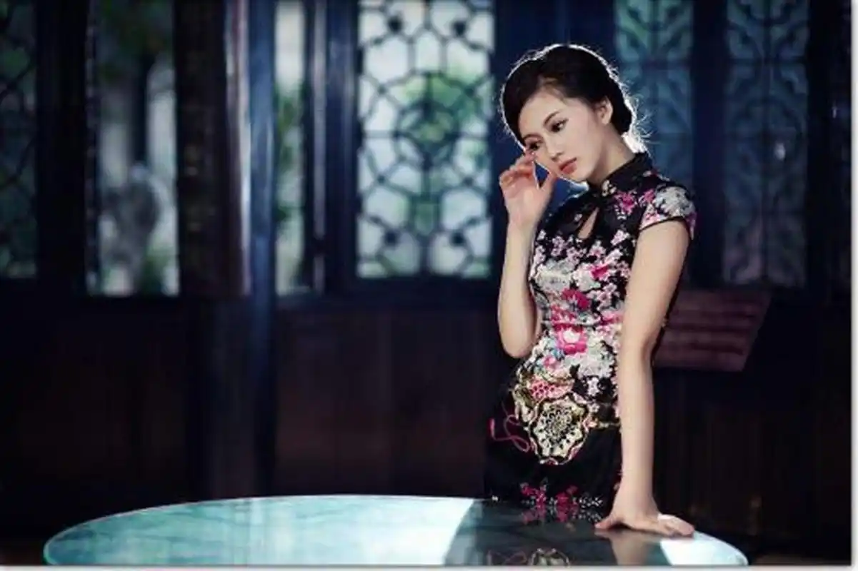 1992年5月,贾平凹在办公室的桌子上跟一位姓夏的女演员偷情,被妻子