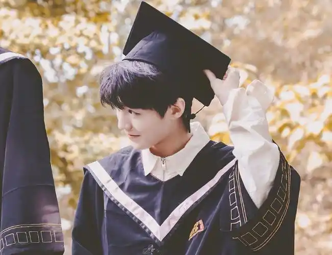 王俊凯拍毕业照,全班颜值都达到出道水平,最左边女生撞脸赵丽颖