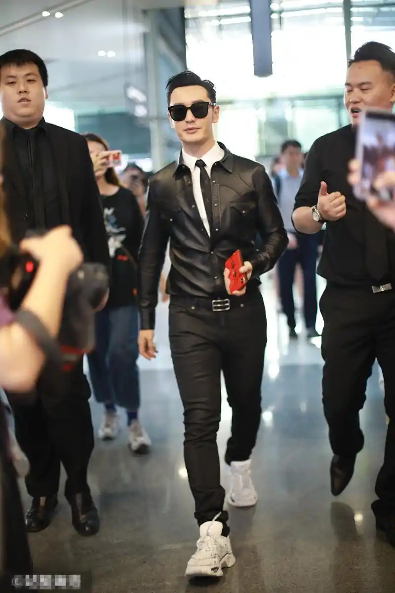 黄晓明穿皮裤给粉丝签名下意识举动暴露修养装都装不出来