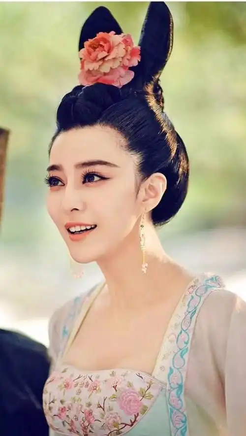 范冰冰集齐各色古装,女皇装霸气,粉色最是可爱!_网易订阅