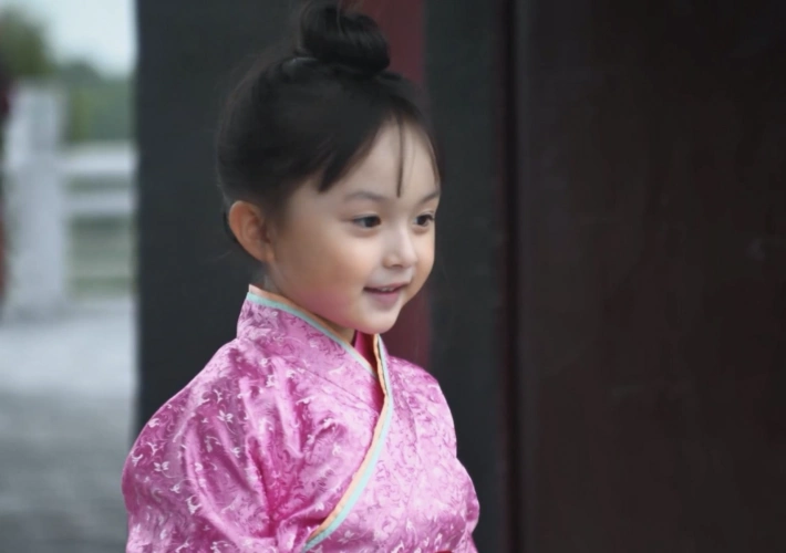 2018年,刘楚恬又在《知否知否应是绿肥红瘦》中饰演"小明兰",在其中