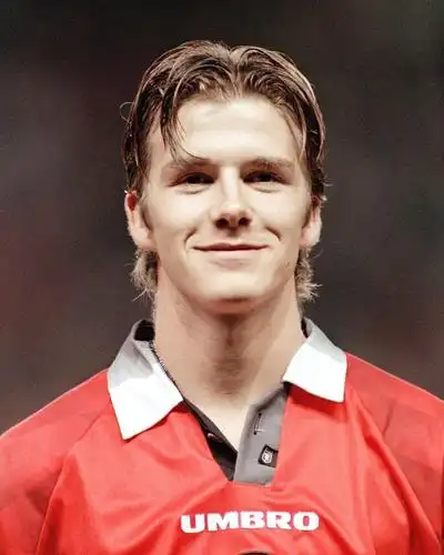 曼联足球俱乐部近日官方晒出贝克汉姆年轻时期的帅气照片