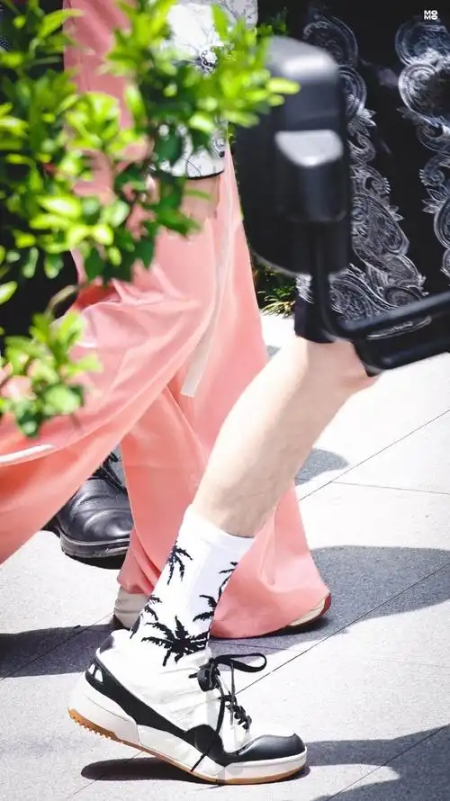 任嘉伦超话|夏日编发造型释出上脚k·swiss 季度新品match rival,复古