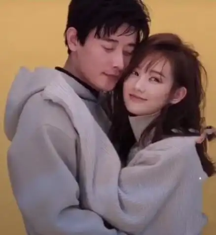 罗晋被李一桐紧紧抱住,谁注意他手咋放的?