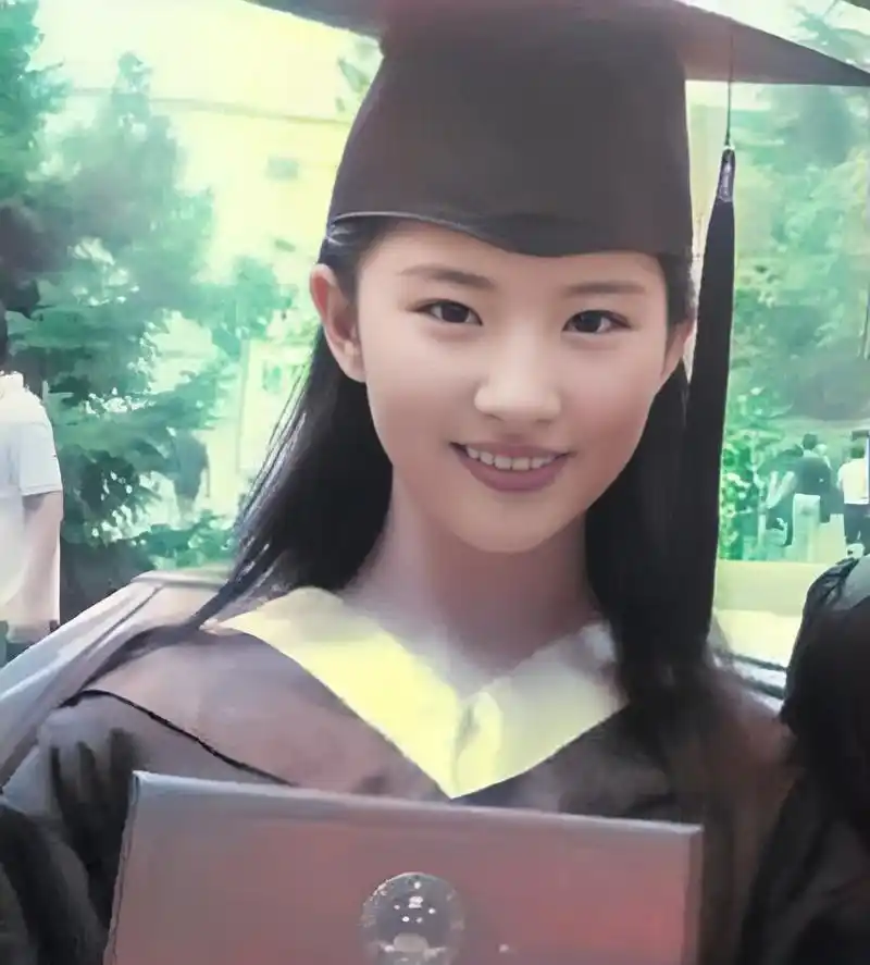 这一年,刘亦菲正式毕业.多年后她拍摄了一部少年影视.