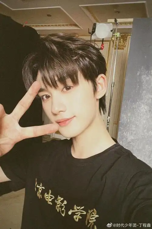 丁程鑫穿北电校服自拍 考完试的期末侠来了……|丁程鑫|北电_新浪新闻