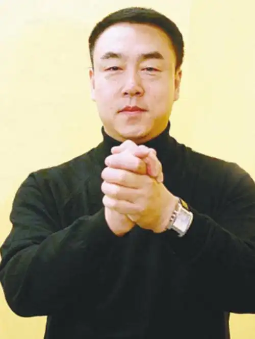 阳光帅气,他俘获了很多女生的芳心,其中便包括了他的第一任妻子王冼平