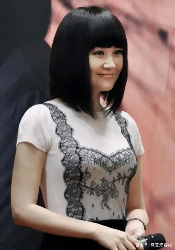 51岁许晴翻车了穿蕾丝t恤配黑色半裙齐刘海显老又憔悴