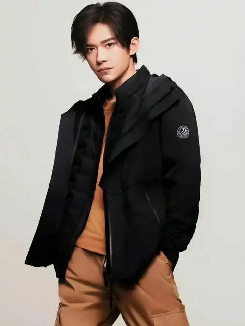 哇~易烊千玺代言波司登,秋冬可以get一波同款外套啦!