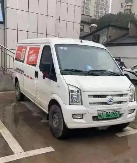 周某春的小面包车(图源为车莎莎家属的微博,如今该微博已清空)