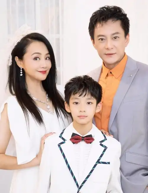 近日,许久都未露面的知名演员曹颖在社交平台上分享了一组照片,来庆祝