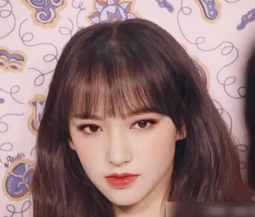 程潇的正脸五官侧颜的标志都让人羡慕建模脸无可挑剔