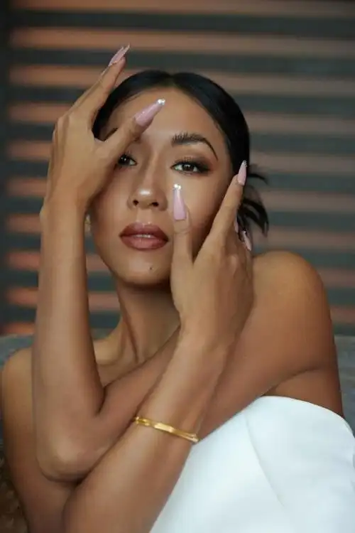 吉克隽逸的芭比粉美甲火了本以为显黑看到上手效果心动