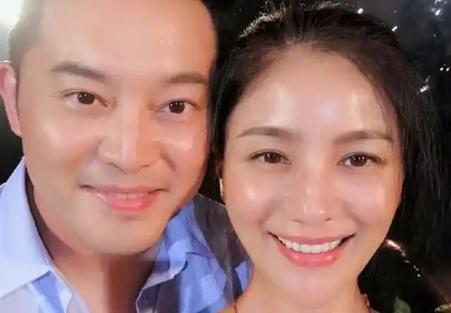 沙溢有个幸福的家庭,他的妻子名叫胡可,是一位贴心美丽的贤妻良母.