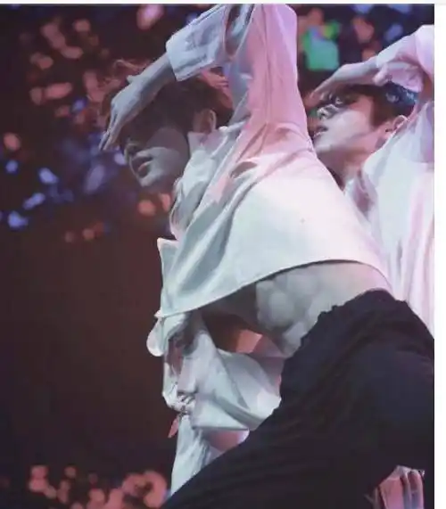 王一博:这是我的腹肌,千玺:我也有,肖战:是我站得不够高吗?