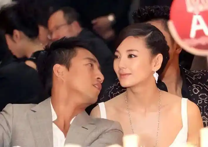 张雨绮又有新恋情了与帅气小男友亲密同游搂抱拍照超甜蜜