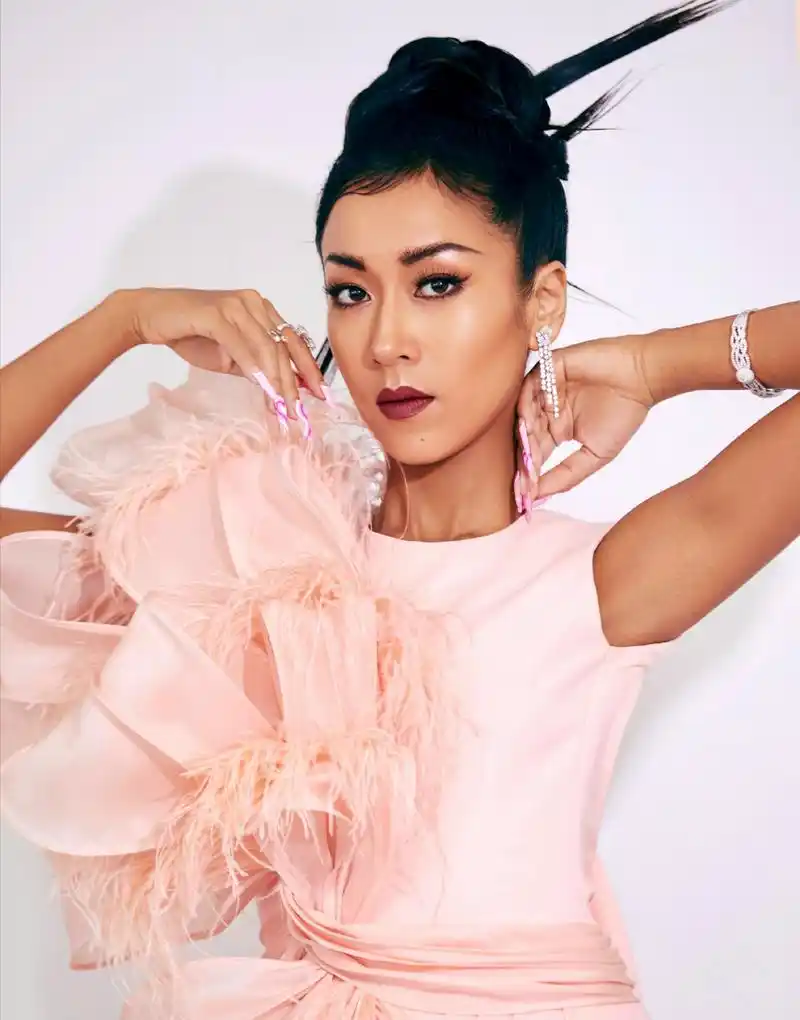 原创吉克隽逸帮林允做美甲,手臂暴露真实肤色,脱离美白滤镜后是真黑