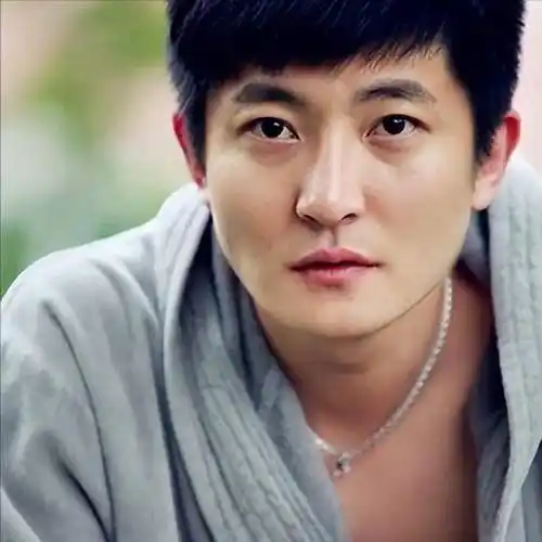 42岁"老男孩"郭京飞:为何结婚15年0绯闻?看老婆是谁就明白了