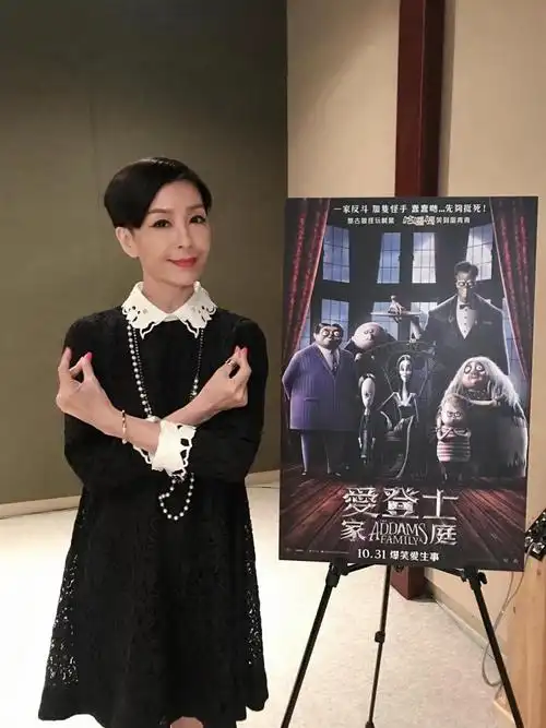 伍咏薇剪了沙宣头短发,穿挖肩款连衣裙高调亮相,50岁身材太出众