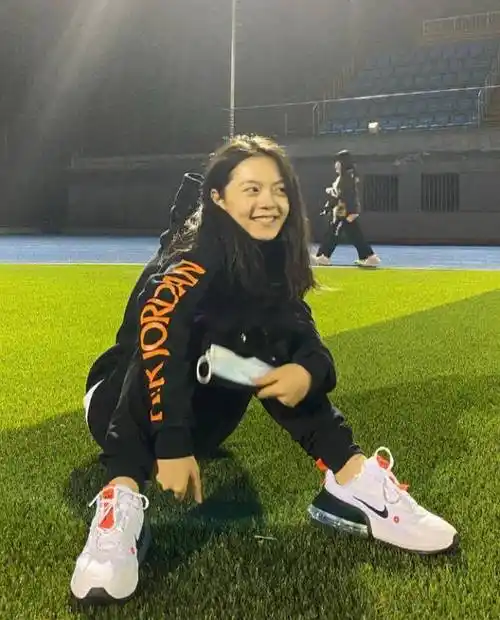 赵今麦晒校园照,素颜散发穿运动服,这才是学生最真实的模样!