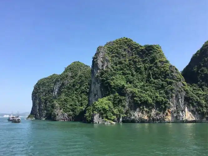 大海与高山紧紧相偎依.