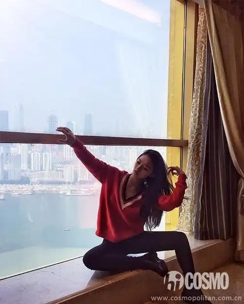 林允晒一字马照