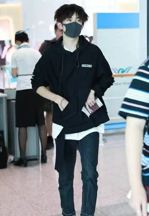 来看看易烊千玺穿搭,教你最日常的搭配_时尚_束于_牛仔裤