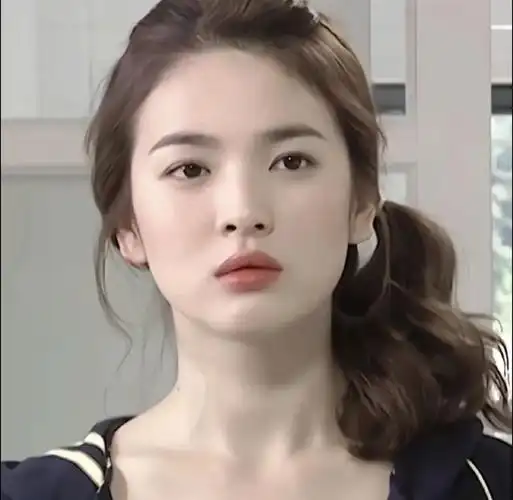 年轻时宋慧乔封神的颜值自然是很顶的,但韩剧妆造也确实给乔妹极大的