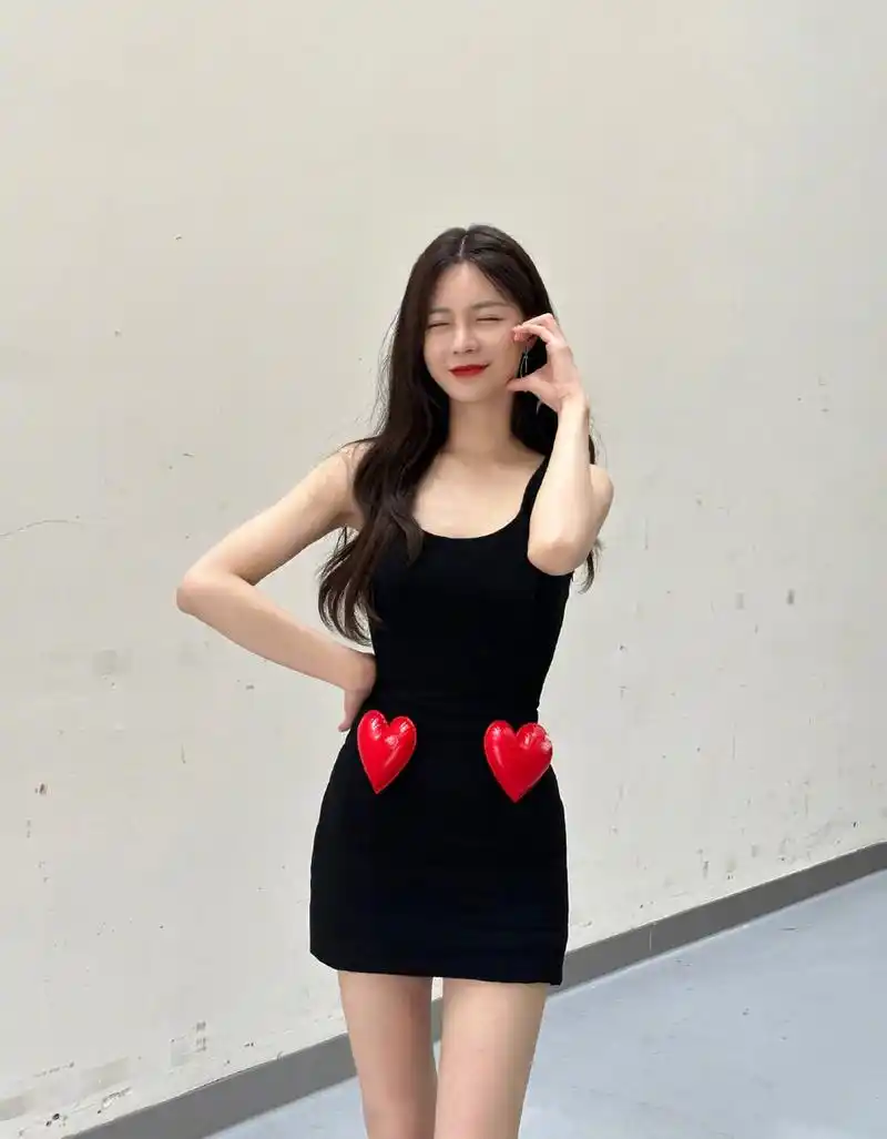 沈梦辰的身材这么好的吗!又直又细,像个笔杆子似的.