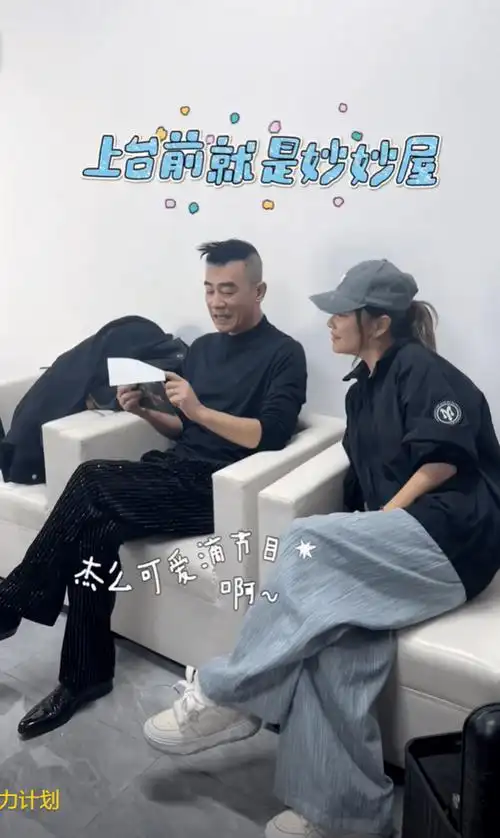 应采儿晒照庆结婚13周年,主动吻老公超甜,用花挡肚再引怀孕猜想