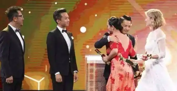 曾与邓超在一起三年,分手差点身亡,今见面对视一脸难堪_郝蕾_孙俪