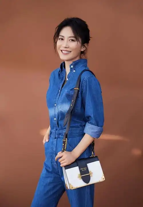 俞飞鸿一袭香芋紫连衣裙亮相配斜刘海盘发气质优雅美到骨子里