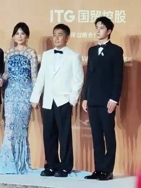 梁朝伟刘嘉玲王一博合照##王一博