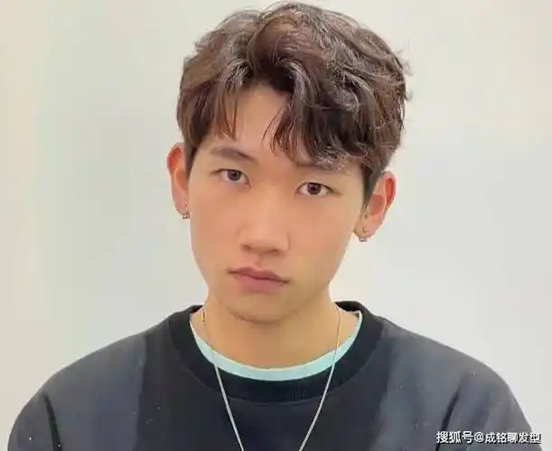 想剪一款微分碎盖头发型,理发的时候怎么和理发师说?_视频_图片_什么