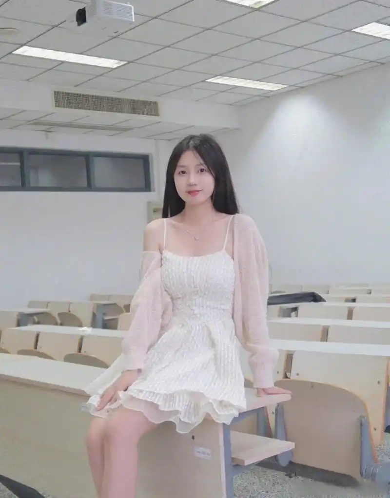 最喜欢白色,夏日公主装,可以打几分 厦门 大学校花