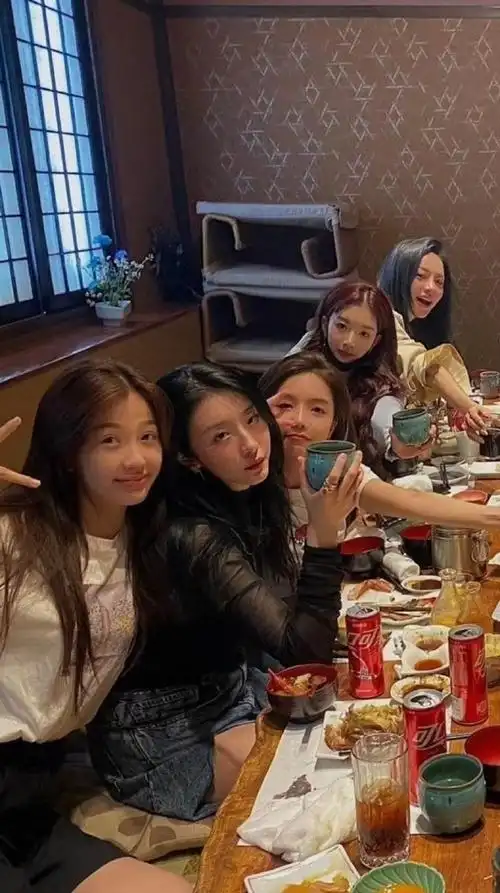 the9聚餐合照#the9刘雨昕虞书欣许佳琪. 来自娱舔舔 - 微博