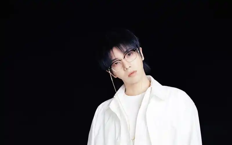 华晨宇魅力时尚奇幻迷人写真,大陆明星-回车桌面