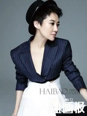 许晴短发清爽,优雅中透着一丝酷劲儿.