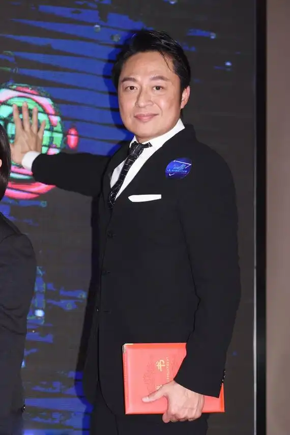 马景涛一身黑色西服显得紧绷,难掩健硕身材.