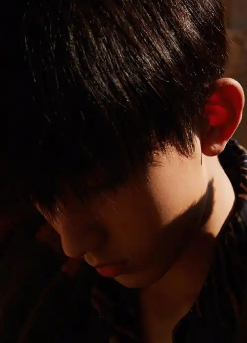 郭俊辰慵懒帅气写真图片_明星手机壁纸-52图片网