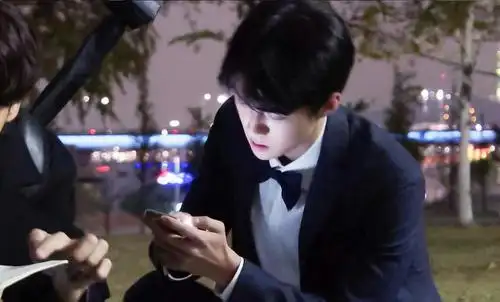 吴世勋在《犯人就是你》的穿搭(来人,给造型师加鸡腿!