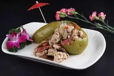 粤菜以其选料广阔,融合力强,手艺精良,不断创新的特点闻名于世.