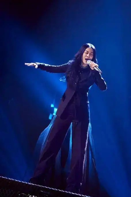 那英的歌手造型不上个热搜,说不过去啊!