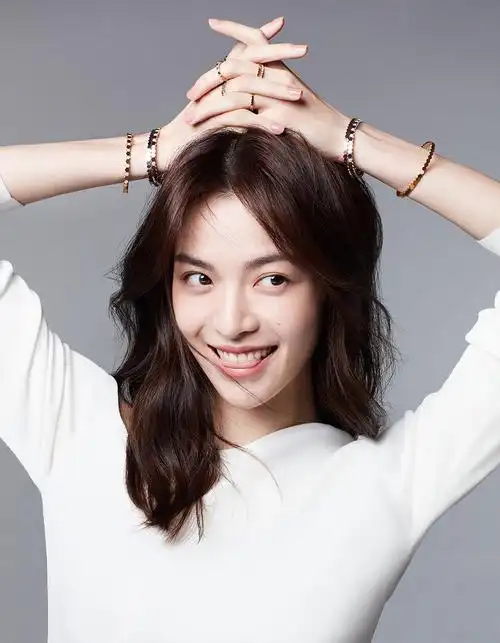 钟楚曦极简写真去繁从简 摩登时尚展现真我魅力